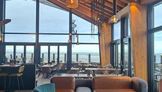 Metershoge ramen van strandpaviljoen De Zeemeeuw