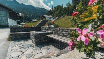 Wandelen op de Aquaweg in Montafon, Oostenrijk.