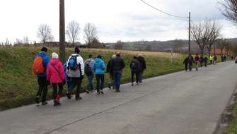 Groepen wandelen links op de weg