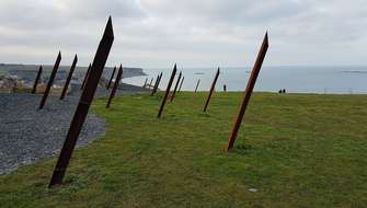 Herdenkingspark D-Day in Arromanches-les-Bains, het park stelt de ruwe zee van toen voor en de metalen platen zijn de strandhindernissen, oftewel Rommels Asperges, waarmee de soldaten werden geconfronteerd