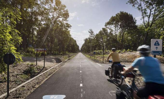 Wandelen op een fietssnelweg.