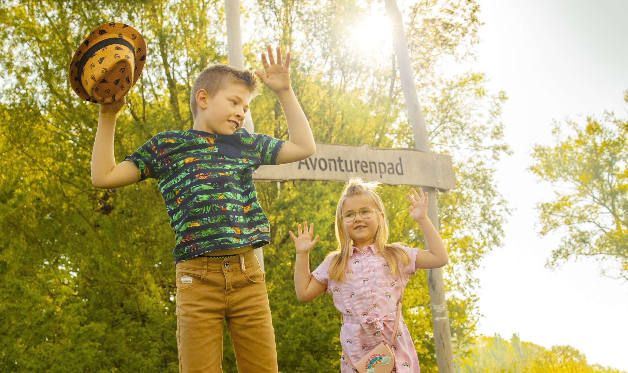 Spelende kinderen op het avonturenpad