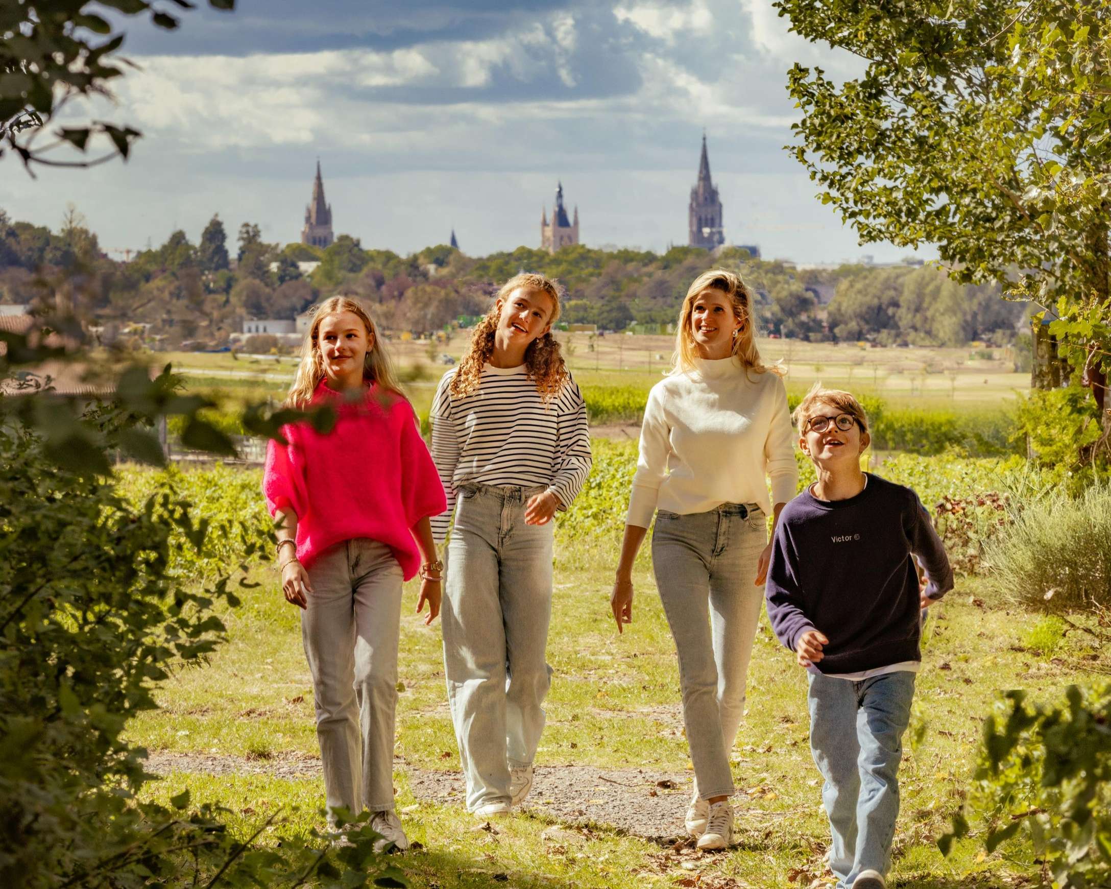 Wandelaars in Ieper met de skyline op de achtegrond