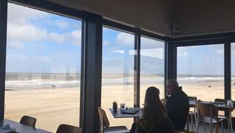 Metershoge ramen van strandpaviljoen De Zeemeeuw