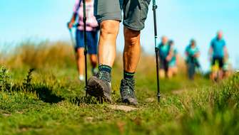Wandelschoenen in een veld
