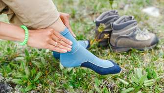 Blauwe wandelsokken die een vrouw aanheeft