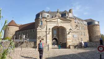 Nele wandelt langs een kasteel in Boulogne-sur-Mer