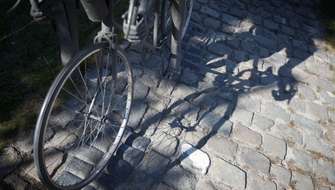 Detailfoto standbeeld Briek Schotte in Desselgem