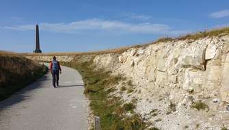 Nele wandelt in Cap Blanc-Nez met de Obelisk in de achtergrond