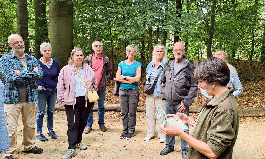 Een groep mensen die de cursus wandelinitiator volgen