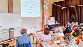 Mensen in een klaslokaal tijdens de cursus wandelinitiator
