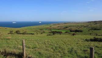 De groene heuvels contrasteren met het blauwe water in Cap Blanc-Nez