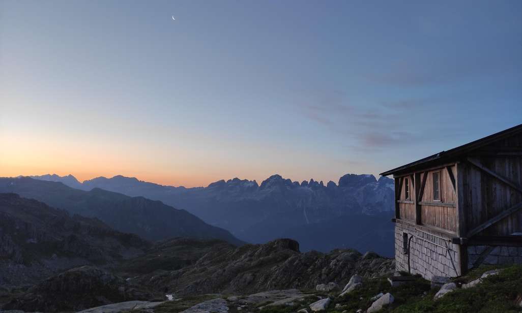 Zonsopgang aan de Rufugio Segantini in Trentino.
