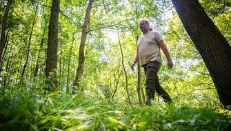Boswachter Joris wandelt in het bos