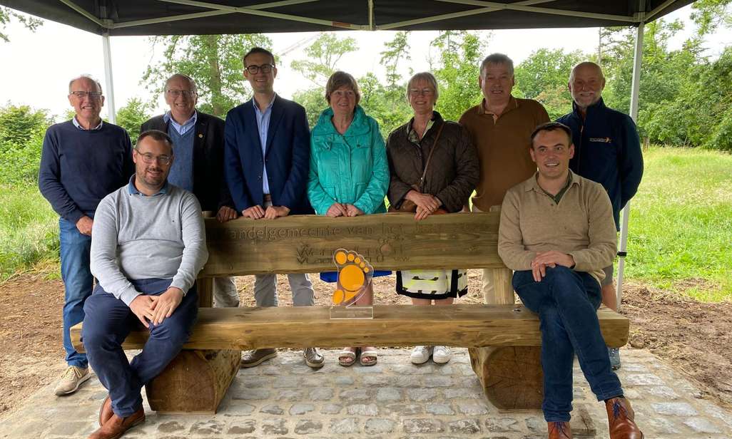Als Wandelgemeente van het Jaar 2026 ontving Zonnebeke een houten zitbank van Wandelsport Vlaanderen vzw