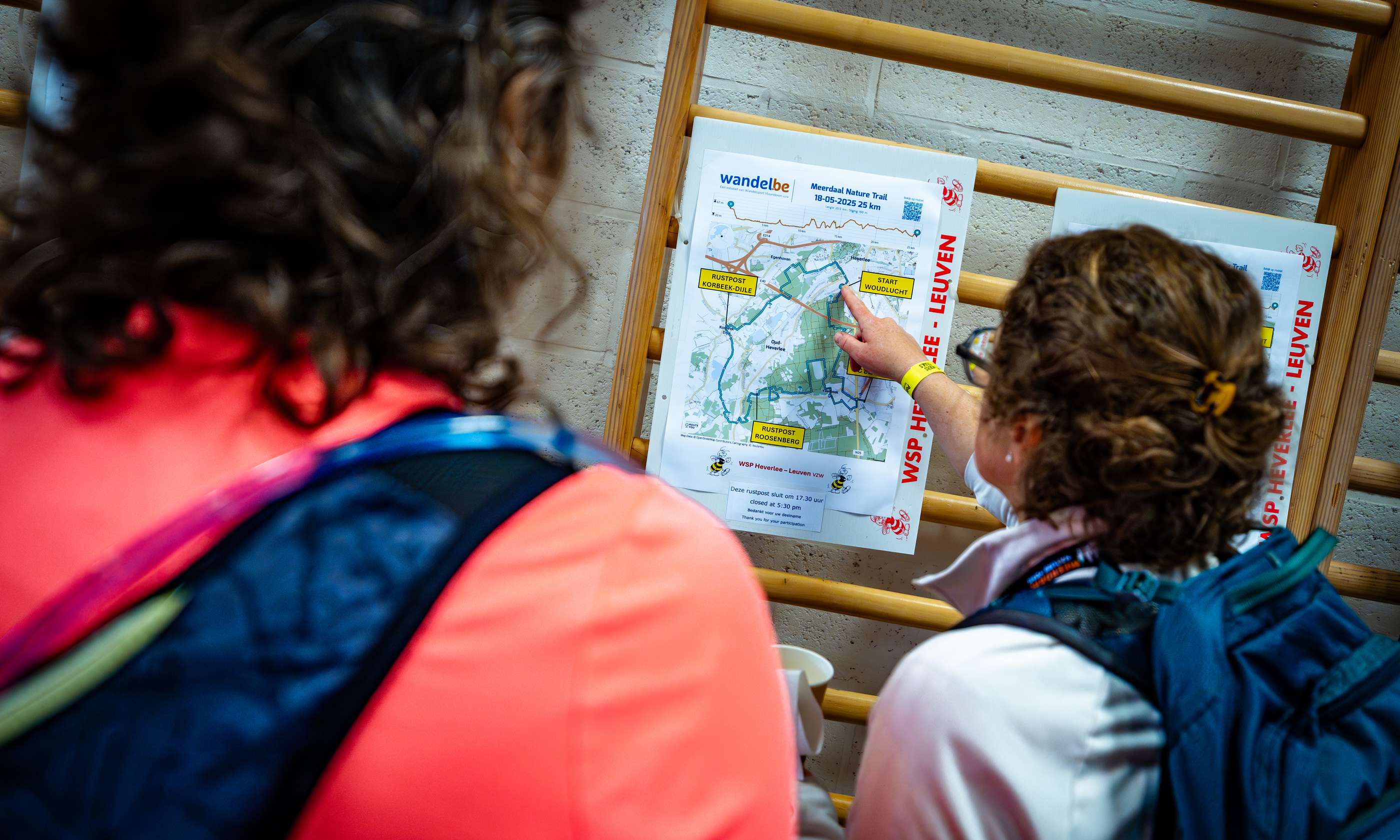 Kaartlezen tijdens een Wandel.be wandeling