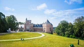 Wandelen langs het kasteel van Gaasbeek in Lennik.