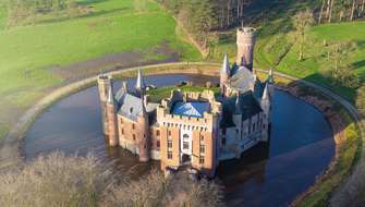 Wandelen langs het Kasteel van Wijnendale in Torhout.