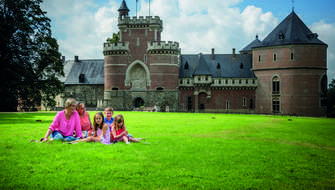 Wandelen langs het kasteel van Gaasbeek in Vlaams-Brabant.