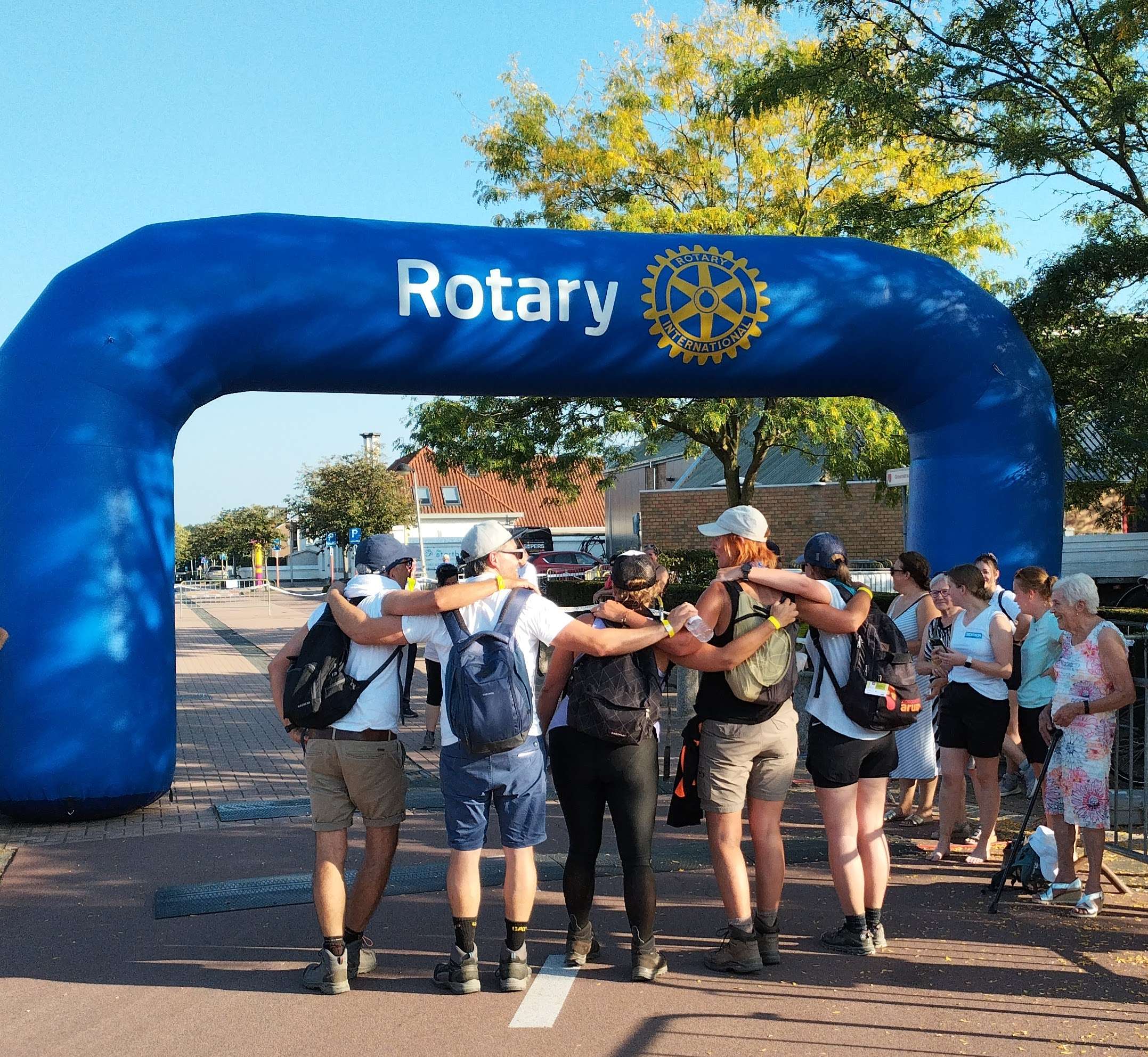 Wandelaars onder de Rotary banner tijdens Kennedymars Maasland