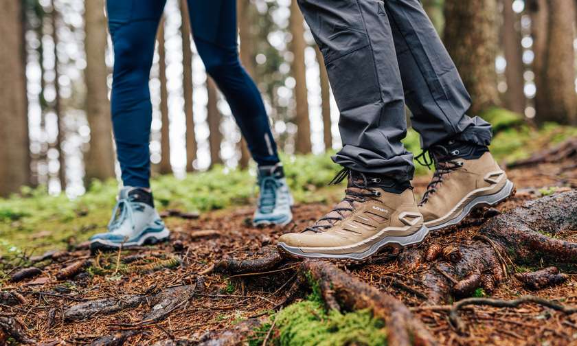 Wandelen in heuvelachtig gebied met de wandelschoenen van Lowa.