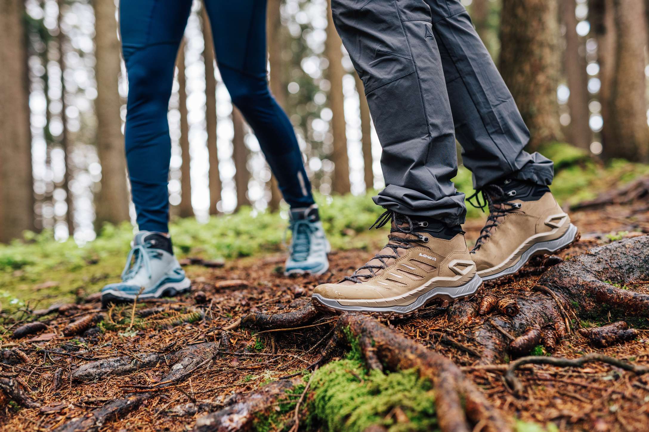 Wandelen in heuvelachtig gebied met de wandelschoenen van Lowa.