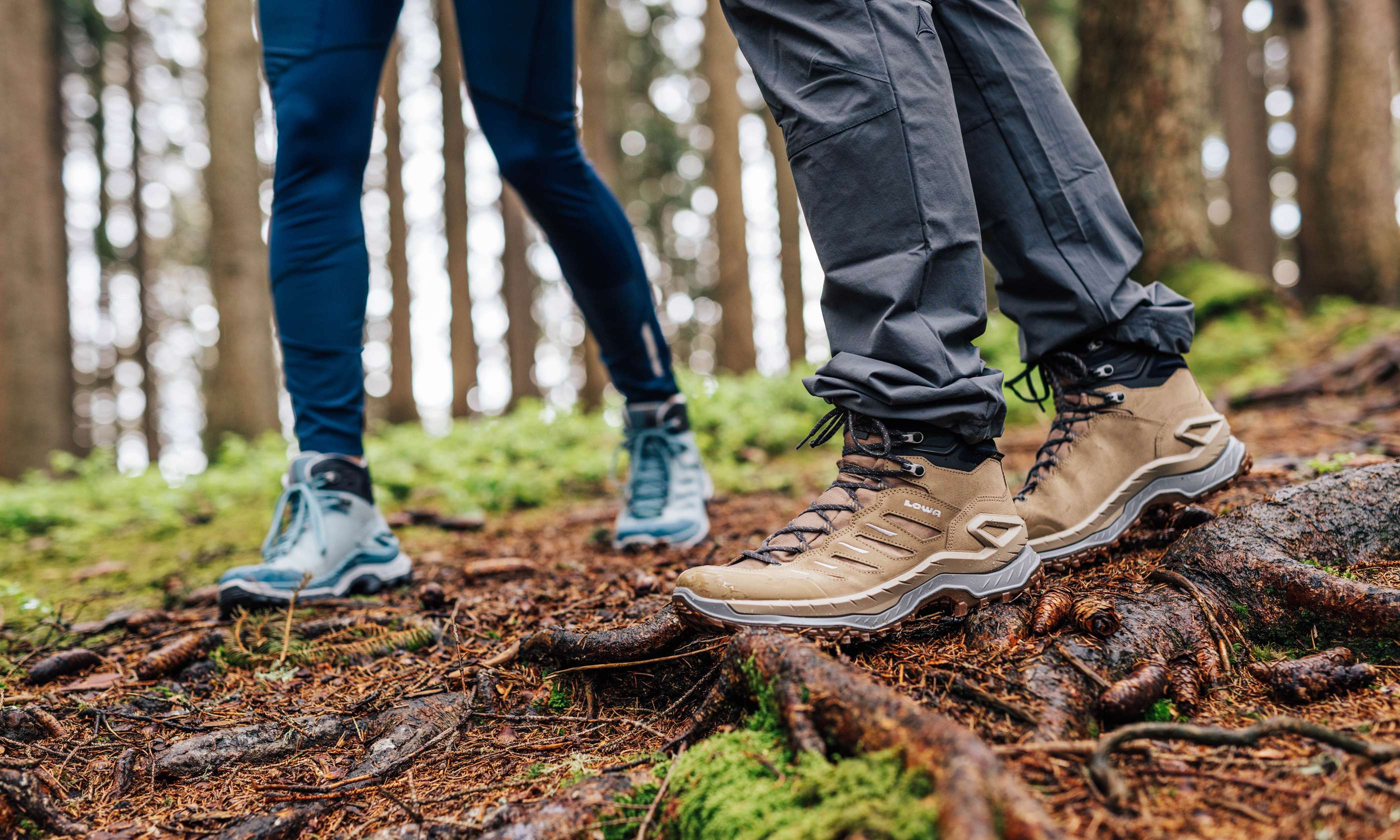 Wandelen in heuvelachtig gebied met de wandelschoenen van Lowa.