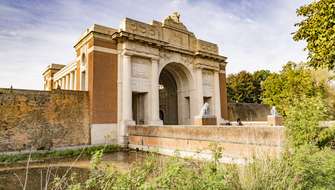 Wandelen langs de Menenpoort in Ieper.