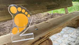 Trofee Wandelgemeente van het jaar 2026 op de nieuwe houten zitbank van Zonnebeke