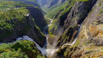 Wandelen langs een spectaculaire waterval in Vøringfosse, Noorwegen.