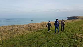 Wandelaars langs kustpad op Cap Manveiux