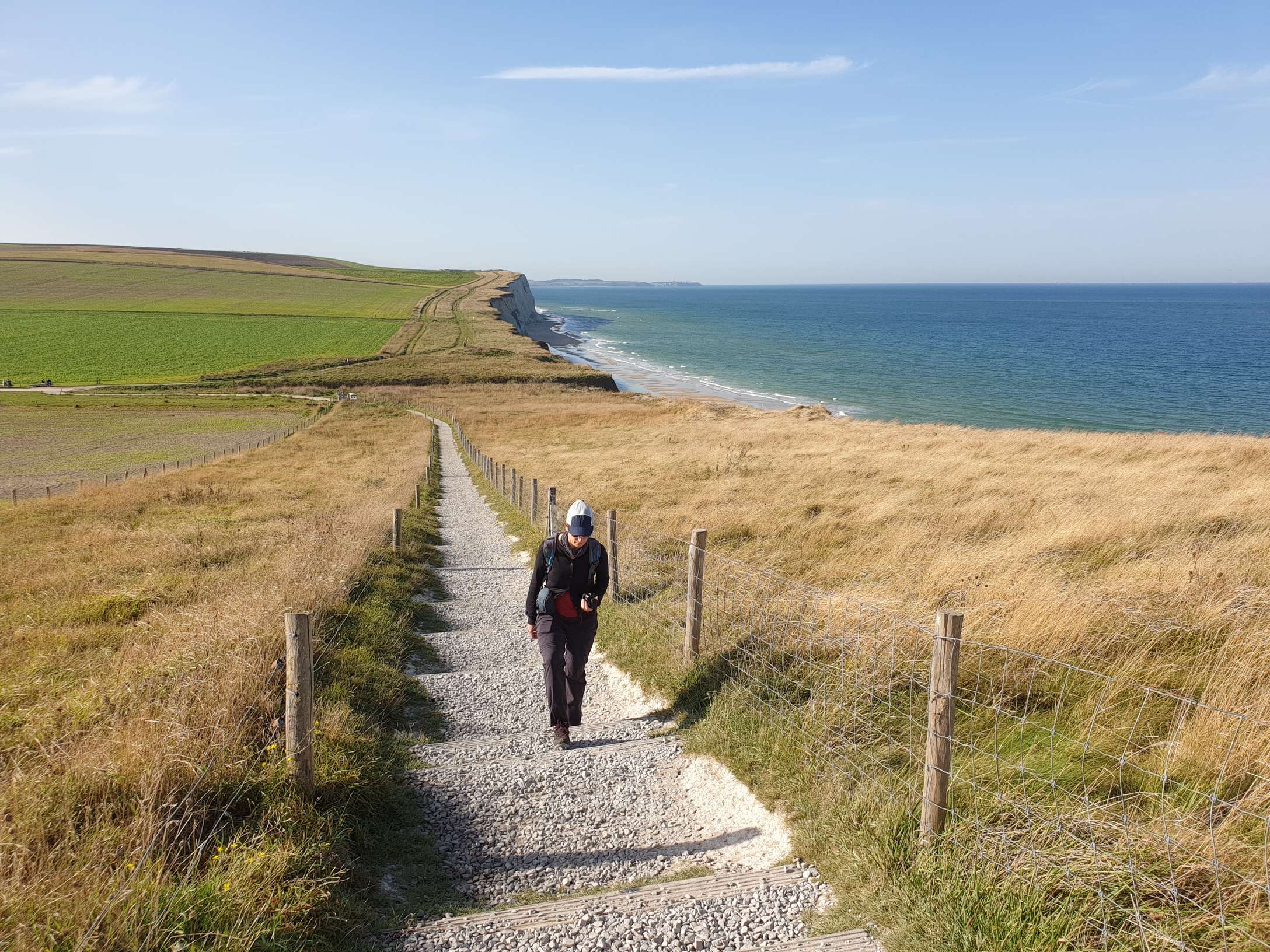 Nele wandelt langs een pad in Cap Blanc-Nez