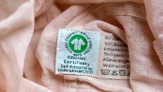 Waslabel van een tshirt met wasvoorschrift