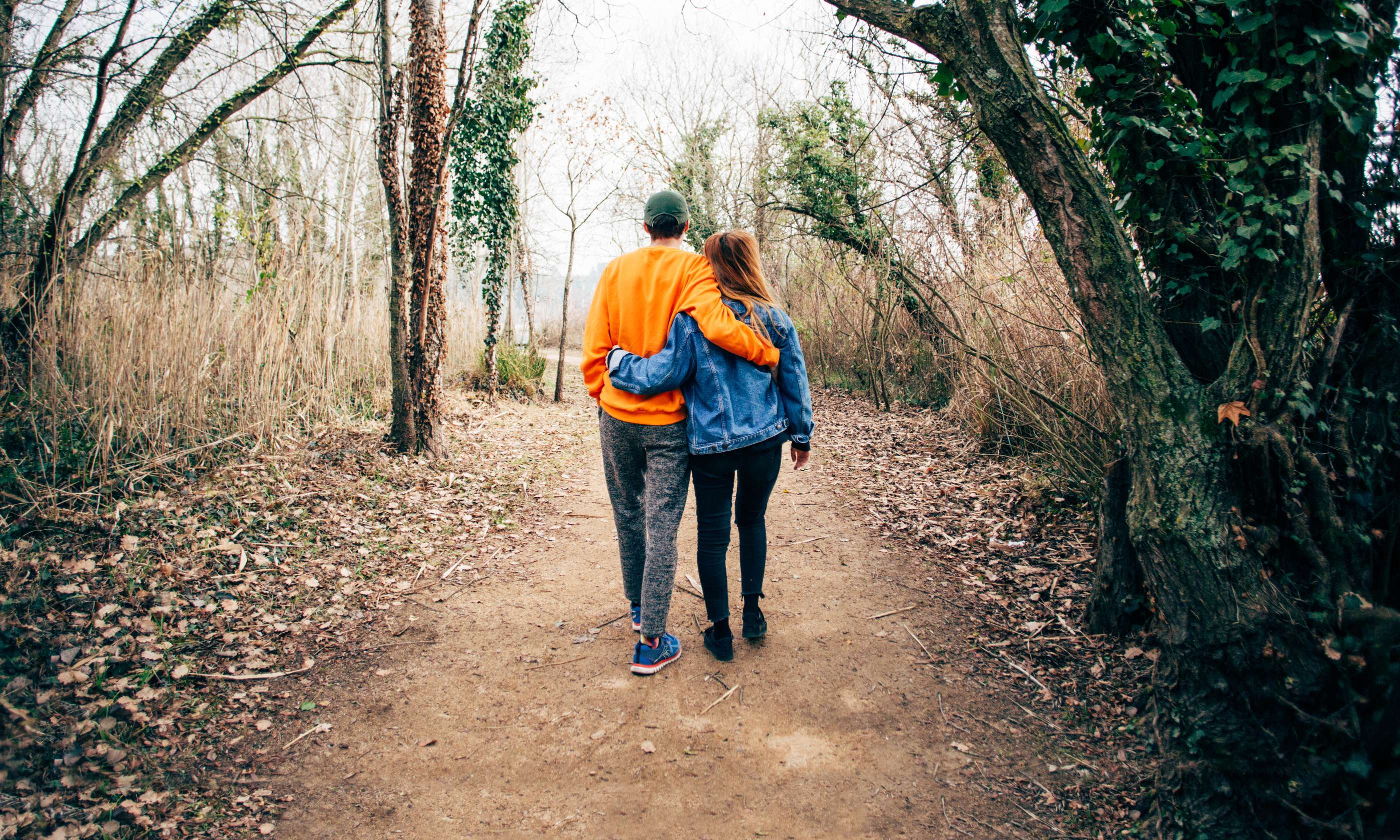 Samen wandelen op romantische wandelingen.