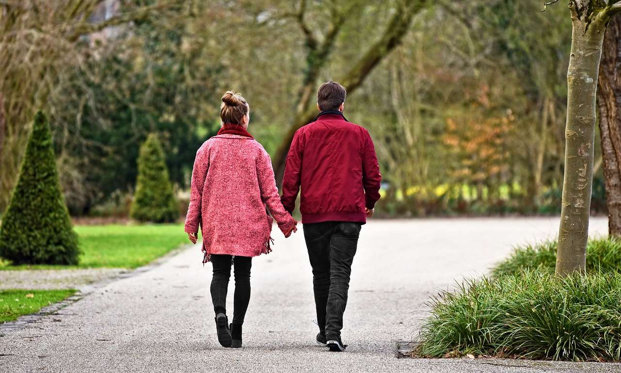 Waarom samen wandelen verbindend werkt. De voordelen van samen wandelen.